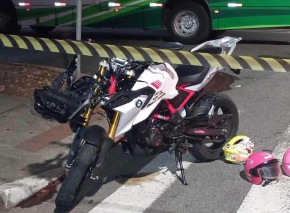 Colisão entre ônibus e moto deixa vítima fatal e outro ferido em Santos